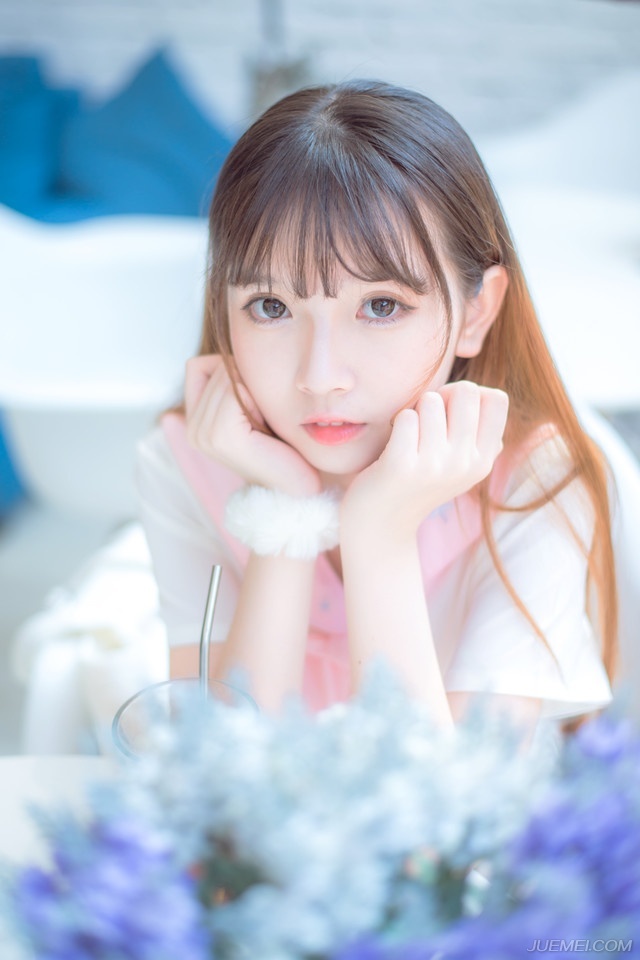 “如果是，你想怎样？为他报仇吗？”吕布微微眯起了眼睛，神色渐渐冷了下来，在小乔略微凸起的肚子上扫了一眼，挥手止住想要说什么的大乔，冷然道。